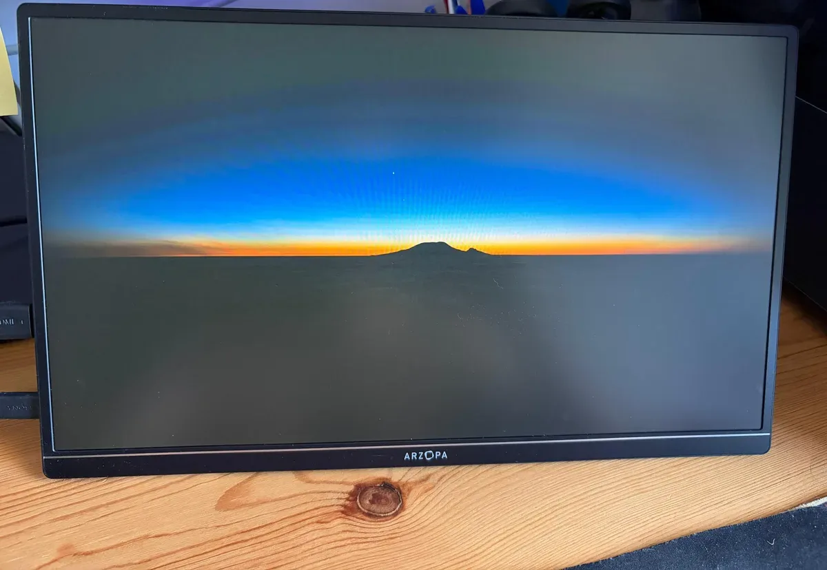 Monitor portátil ARZOPA A1S sobre el escritorio